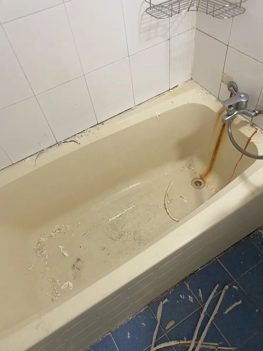 욕조교체 관련 시공 전 변색된 욕조 사진